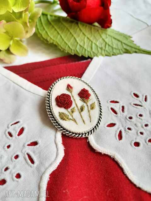 Broszka haftowana Bordowe róże ogrodowe