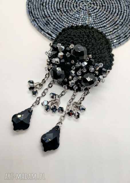 Czarna broszka szydełkowa z koralikami czarno-srebrnymi - błyszcząca