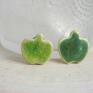Ceramiczne broszki w kształcie jabłka, w dwóch odcieniach zieleni. Wymiary: 3,0cm x, Zestaw 2szt. Dla nastolatki