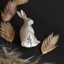 Srebrna broszka - zając z perłą i tasznikiem