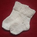Buciki i skarpetki na drutach handmade w odcieniu bieli i kremu