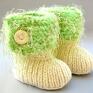 beżowe buciki zrobione na drutach z przeznaczonej na wyroby niemowlę włóczka