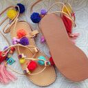 36 - Kolorowe rzymianki z pomponami w stylu boho