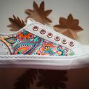 Ręcznie malowane trampki ze sztucznej skóry z tureckimi wzorami roślinnymi