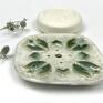 Ceramiczna mydelniczka ręcznie robiona w kształcie kwadratu, ozdobiona zielonym ornamentem. Polskie rękodzieło
