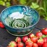 Piękna misa do serwowania w umytych wcześniej owoców. Anglosasi maja na to określenie „berry bowl”. Ceramika z dziurkami