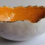 ceramika rękodzieło pomarańczowe z serii "jajecznych" miseczek, wykonana ręcznie z dekoracja wnętrza miseczka z gliny