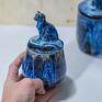 Azul Horse z kotem ceramika na prezent urokliwa cukiernica z kasjopea - na figurką