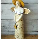Wytworna anielica w kapeluszu - anioł ceramiczny handmade