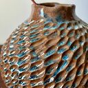 Wazon ceramiczny Deep Lines - rzeźbione linie i błyszczące szkliwo