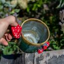 Ręcznie robiony kubek z muchomorkiem i leśnymi grzybkami