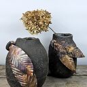Wazon ceramiczny handmade w kolorze czekolady z listkami z postarzanej miedzi