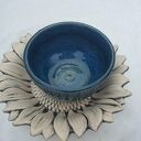 Czarka na kwiatowym talerzyku