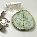 Ceramiczna mydelniczka ręcznie robiona „Pastelowy liść”