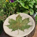 Ręcznie malowany talerz ceramiczny na ciasto i owoce - liść klonu (26 cm) 