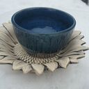 Czarka na kwiatowym talerzyku