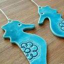 Turkusowe koniki morskie - łazienkowe zawieszki ceramiczne handmade