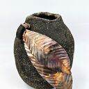 Wazon ceramiczny handmade w kolorze czekolady z listkami z postarzanej miedzi