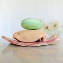 Mydelniczka ceramiczna pudrowy róż z koronkowym reliefem