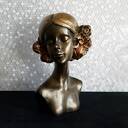 Wysoka rzeźba 14 cm Kobieta z kwiatami we włosach - czarna z metalicznym złotem