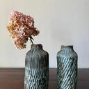 Wazon ceramiczny Deep Lines - ręcznie rzeźbiony, błyszczące szkliwo w odcieniach niebieskiego