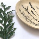 Talerzyk ceramiczny z roślinkami - ręcznie formowany