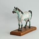 Rzeźba ceramiczna konia arab - figurka na podstawie z buku