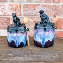 Urokliwa cukiernica - pojemnik na cukier z kotem Czarna Violetta z drewnianą łyżeczką (ceramika handmade)