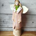Anioł ceramiczny w pąsowych kolorach
