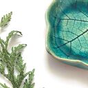 Turkusowy ceramiczny talerzyk na biżuterię w kształcie liścia