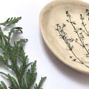 Ceramiczny talerzyk z roślinkami - podstawka na biżuterię