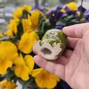 Ręcznie robiona zielona żabka ceramiczna do doniczki