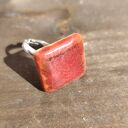 Czerwony pierścionek ceramiczny handmade na regulowanej obrączce