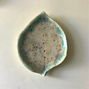 Mydelniczka ceramiczna w kształcie liścia - biało-turkusowa handmade