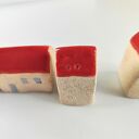 Zestaw 5 ceramicznych domków do dekoracji - szamot i czerwone dachy