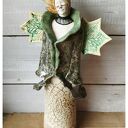 Anioł ceramiczny w płaszczyku z rozwianymi włosami - ręcznie robiony