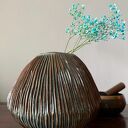 Wazon ceramiczny „Deep Lines” - ręcznie rzeźbione linie i szkliwo granatowe
