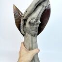 Rzeźba ceramiczna ptak - dekoracja handmade ze szarej gliny, szkliwa i miedzi