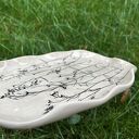 Patera ceramiczna z roślinnym motywem