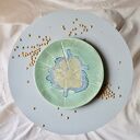 Bajeczna laguna - artystyczny talerz ceramiczny z odbitymi liśćmi