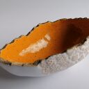Jajeczna miseczka "13" - ceramiczna dekoracja z pomarańczowym połyskiem