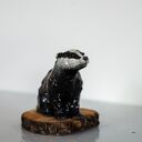 Borsuk ceramiczny - ręcznie wykonana figurka na drewnianej podstawie
