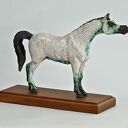 Rzeźba ceramiczna konia arab - figurka na podstawie z buku