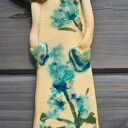 Anioł ceramiczny 27 cm - handmade z jasnej gliny i błyszczącymi szkliwami