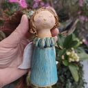 Ceramiczny aniołek w błękitnej sukience - ręcznie wykonana pamiątka