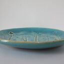 Turkusowy ceramiczny talerzyk z odbiciem roślin