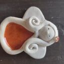 Anioł ceramiczny w kolorowej sukience - ręcznie wykonana dekoracja
