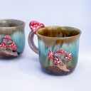 Duży kubek z muchomorem handmade - leśne poszycie, ok. 490 ml (brązowy rant)