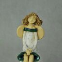 Ceramiczny anioł siedzący - ręcznie szkliwiony i sygnowany (ok. 18 cm)