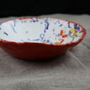 Duża misa ceramiczna biało-czerwona z żółtymi i granatowymi elementami
